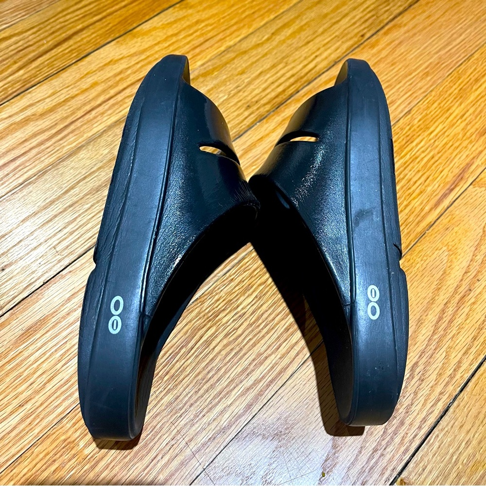 OOFOS- slides size Women’s 8